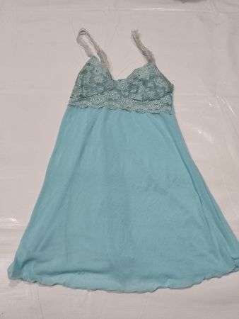 Blaues Nachthemd mit Spitzenbesatz