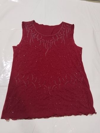 Rotes ärmelloses besticktes Oberteil