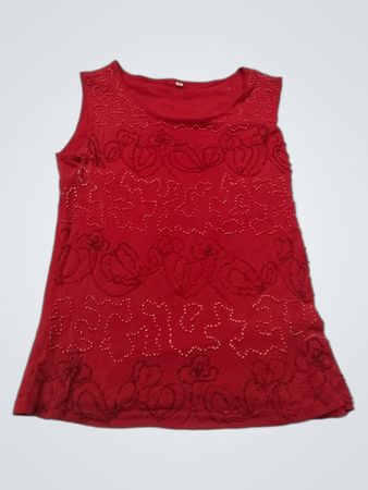Rotes ärmelloses Oberteil mit Perlenmuster