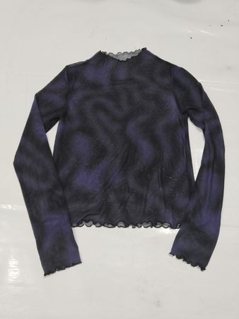 Schwarzes und lila Netzshirt mit langen Ärmeln und Rüschensaum