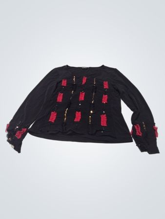 Schwarzes Langarmtop mit roten Akzenten