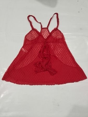 Rote Spitzenchemise mit Herzmuster