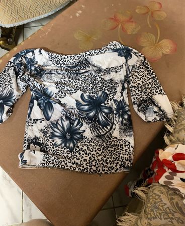 Langarmhemd mit weißem und blauem Blumenmuster