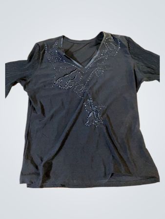 Schwarzes Oberteil mit Perlenverzierung