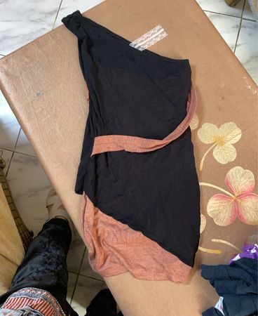 Schwarzes und Pfirsichfarbenes Ein-Schulter-Kleid
