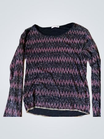 Langärmliges schwarzes und pinkes Hemd im Zickzack-Muster.