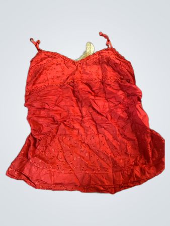Rotes Ösen-Top