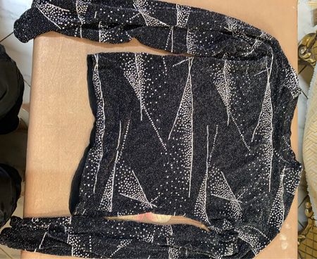Schwarzes langärmeliges Oberteil mit abstraktem weißen Muster