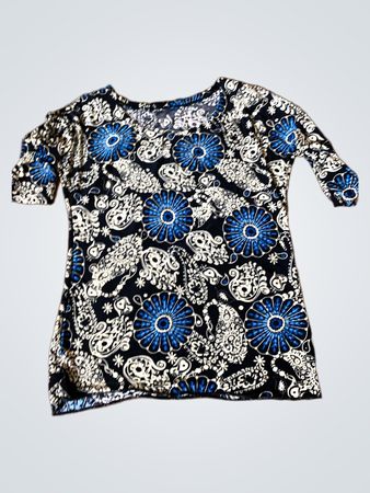 Schwarzes Langarmshirt mit blauem und weißem Paisley- und Blumenmuster