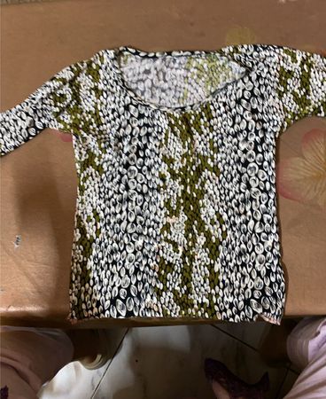 Schwarz-weiß gemustertes T-Shirt
