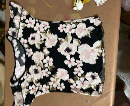 Schwarzes Oberteil mit pinkem und weißem Blumenmuster
