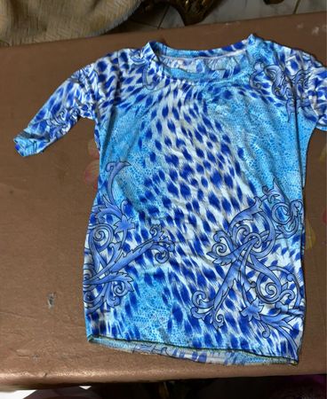 Blau-weiß gemustertes T-Shirt
