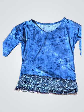 Blaues Batik Langarmoberteil mit verziertem Saum