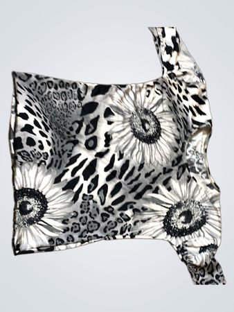 Schwarz- und Weiß-Sonnenblume und Leopardenmuster-Oberteil