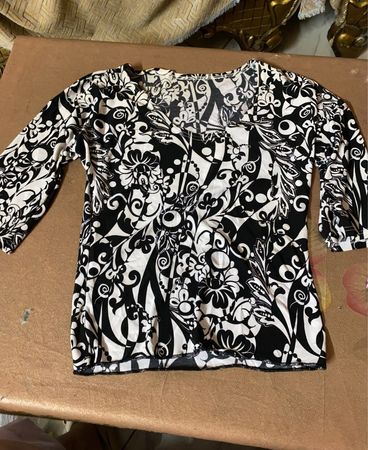 Schwarz-weißer floral gemusterter Langarm-Top