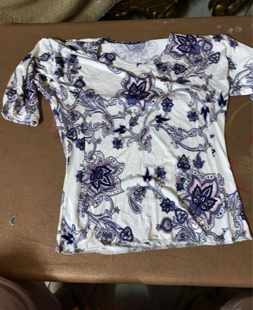 Weißes und blaues Blumenmuster-Top