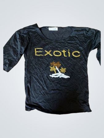 Schwarzes Langarm-T-Shirt mit "EXOTIC" Perlen-Detail