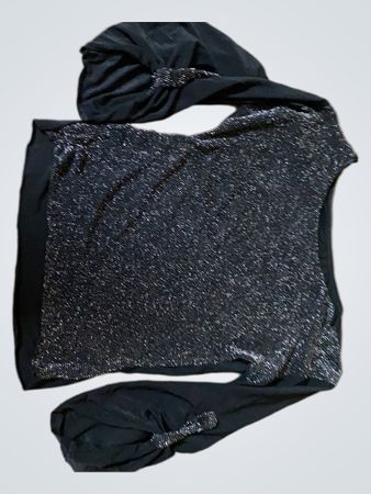 Schwarzes Langarmoberteil mit glitzerndem Detail