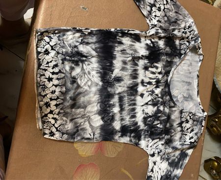 Schwarz-weißer Blumendruck-Tie-Dye-Top