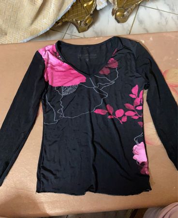 Schwarzes Langarm-T-Shirt mit pinkem Blumenmuster