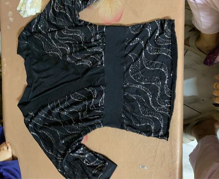Schwarze Bluse mit silbernem welligem Muster