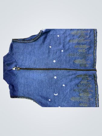 Blaues Strickwesten mit Stern- und Baumdesign