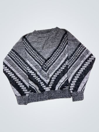 Grauer und schwarzer gestreifter Pullover