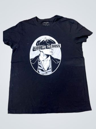 FRIKING Schwarzes T-Shirt mit "GOD SAVE THE BOSS" Grafik