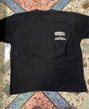 Tultex Schwarzes T-Shirt mit "Riding With The Angels" Grafik