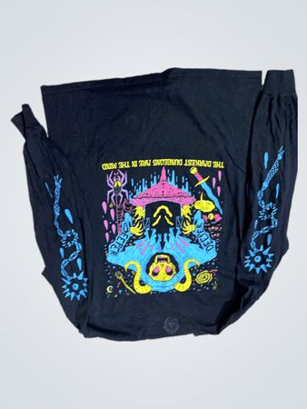 Schwarzes Langarm-T-Shirt mit "Die dunkelsten Verliese sind im Geist" Grafik