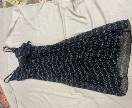 Schwarzes Blumendruck-Nachtkleid