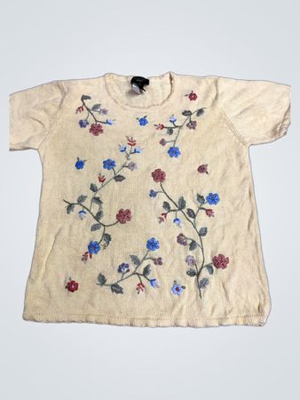 Gelber bestickter Blumenpullover