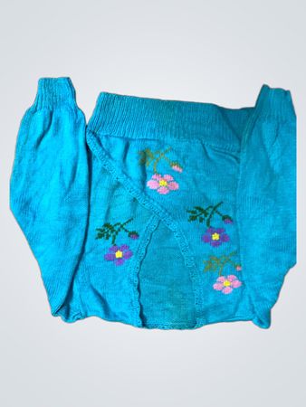 Türkisfarbener gestrickter Pullover mit floralem Stickerei
