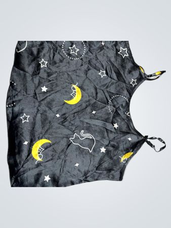Schwarzes Satin-Nachthemd mit Mond- und Katzenmotiv