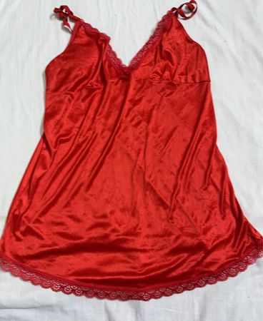 Rotes Satin-Nachtkleid mit Spitzenrand