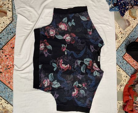 Schwarzes Blumenmuster-Top