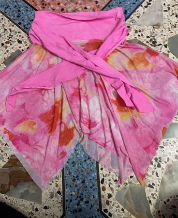 Rosa Blumenmusterkleid mit rosa Gürtel
