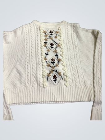 Weißer bestickter Pullover mit Pompons