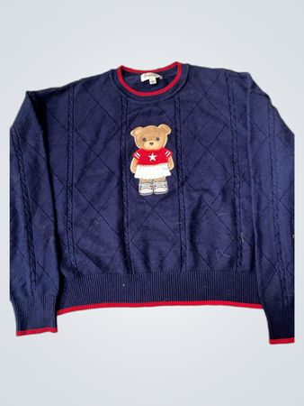 Verblassender rosenblauer Pullover mit Teddybär-Grafik
