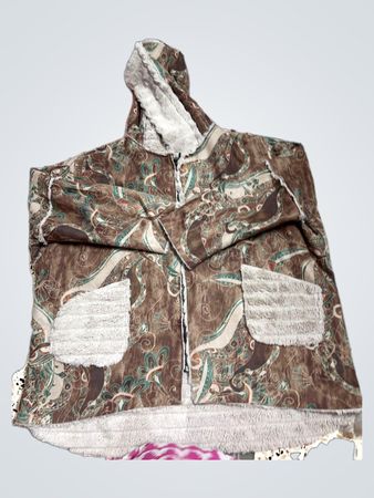 Robe à motifs marron et crème avec des finitions en fausse fourrure