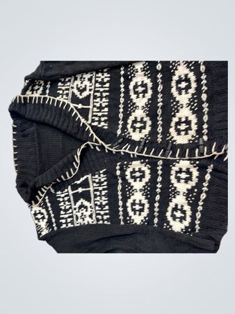 Schwarz-weißer gemusterter Pullover