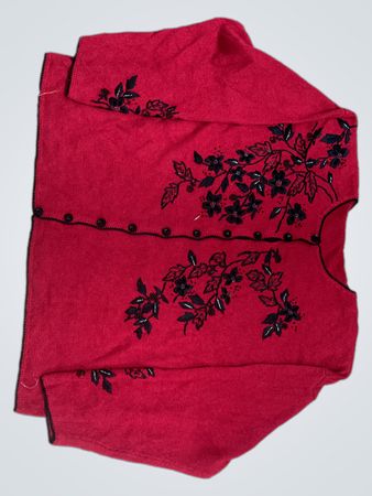 Roter Pullover mit schwarzen Blumenverzierungen