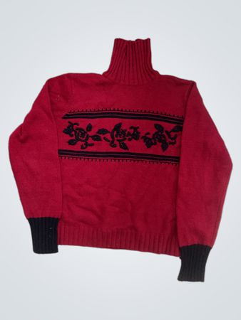 Roter Rollkragenpullover mit schwarzer Blumenstickerei