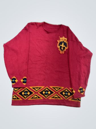 Roter Pullover mit Wappen und geometrischem Muster