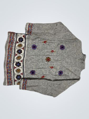 Pullover aus grauer Wolle mit besticktem Muster