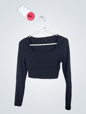 Black Long-Sleeve Cropped Top