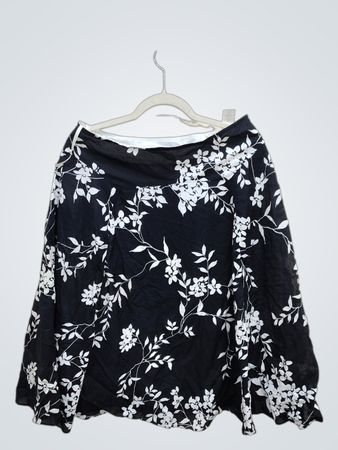 Jones Wear Black and White Floral Blouse