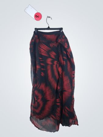 notation Woman Red and Black Skirt