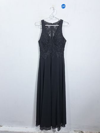 Schwarzes ärmelloses Spitzen-Maxikleid