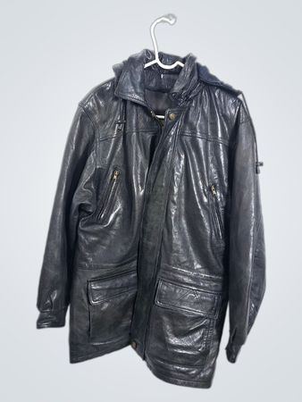 Schwarze Lederjacke mit Kapuze